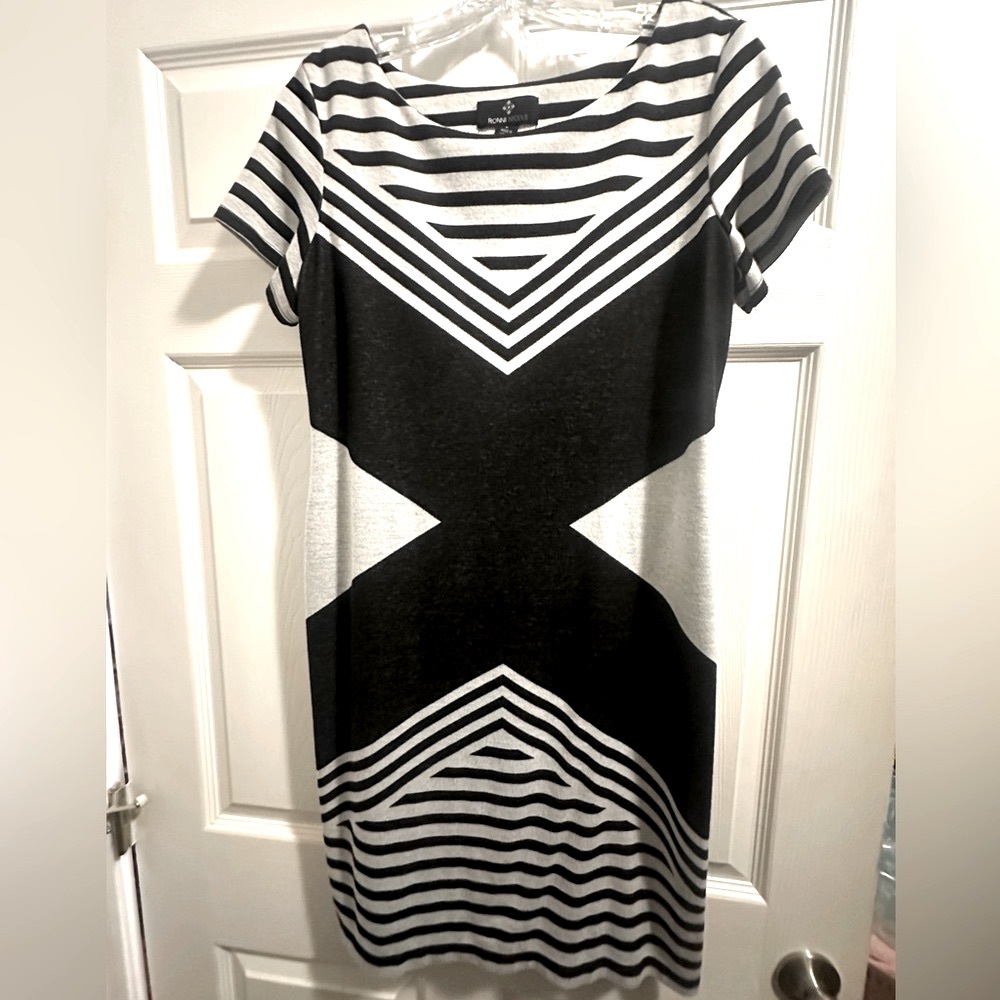 Ronni Nicole black/gray geometric pattern knee length dress. Size large.